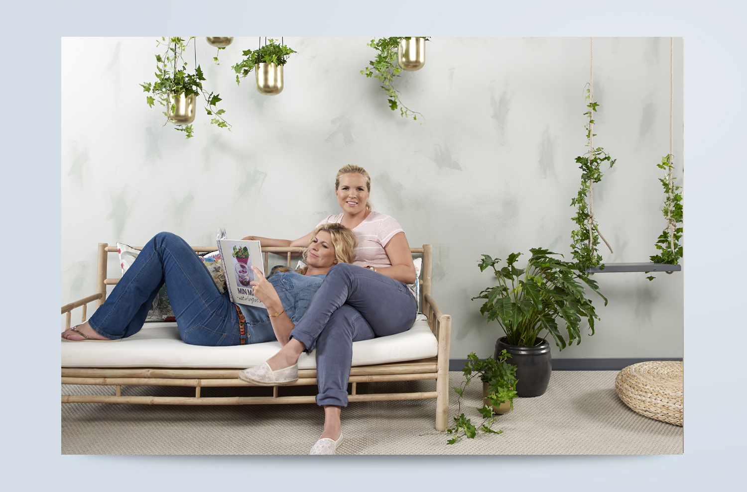 Anja Pärson och Filippa Rådin i ett färdigmålat och stylat rum från Caparols koncept Målade rum.