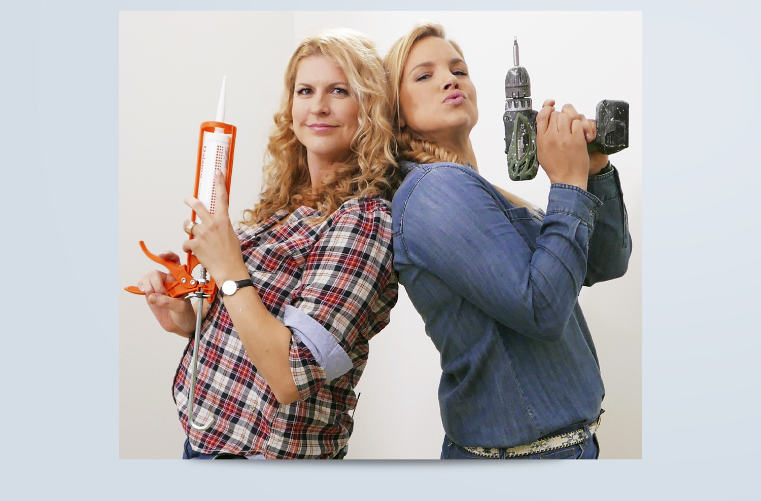 Anja Pärson och Filippa Rådin bakom kulisserna under inspelningen av Caparols koncept Målade rum.