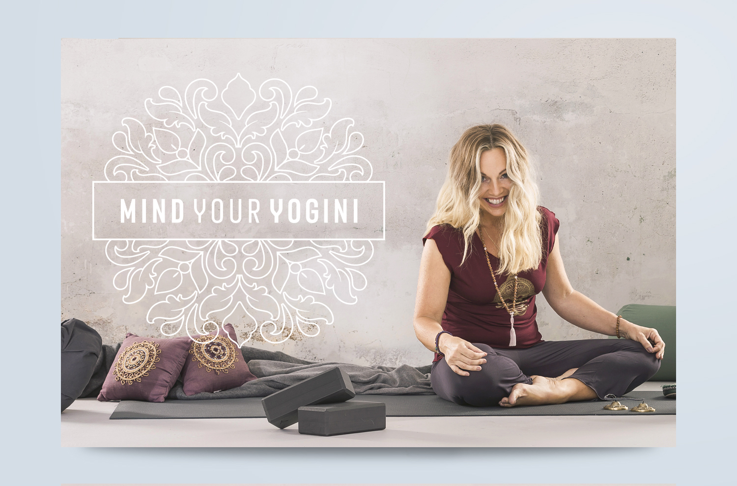 Mind Your Yogini – identitet och varumärkesvärld Pia Wetterberg tillsammans med logotypen för Mind Your Yogini, utvecklad av Pia K som en del av varumärkets visuella identitet.