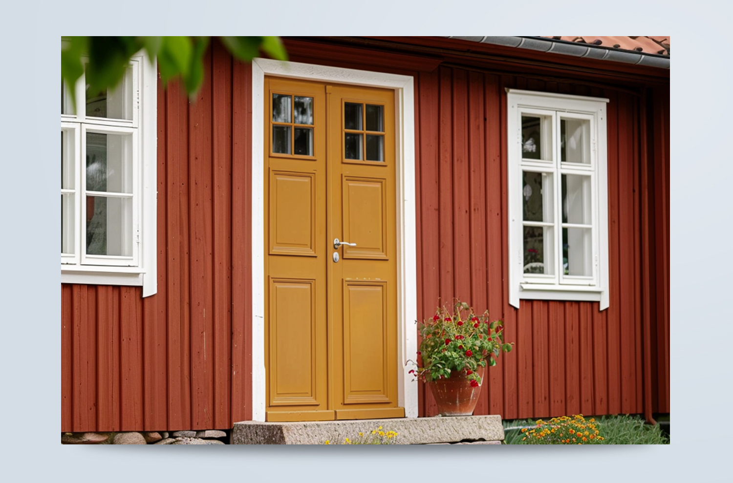 Färgsättning av svensk träfasad Röd träfasad med ockragul pardörr och vita fönster, fotograferad som inspiration för exteriör färgsättning.