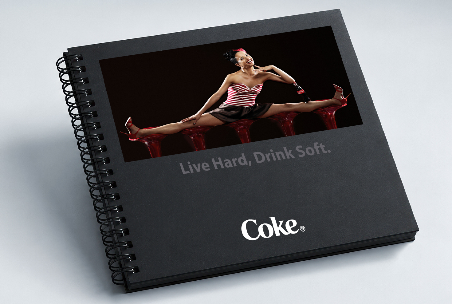 Konceptbok och drinkguide Specialdesignad konceptbok med Coca-Colas kampanjkoncept, produktkaraktärer och drinkrecept för restauranger och barer.
